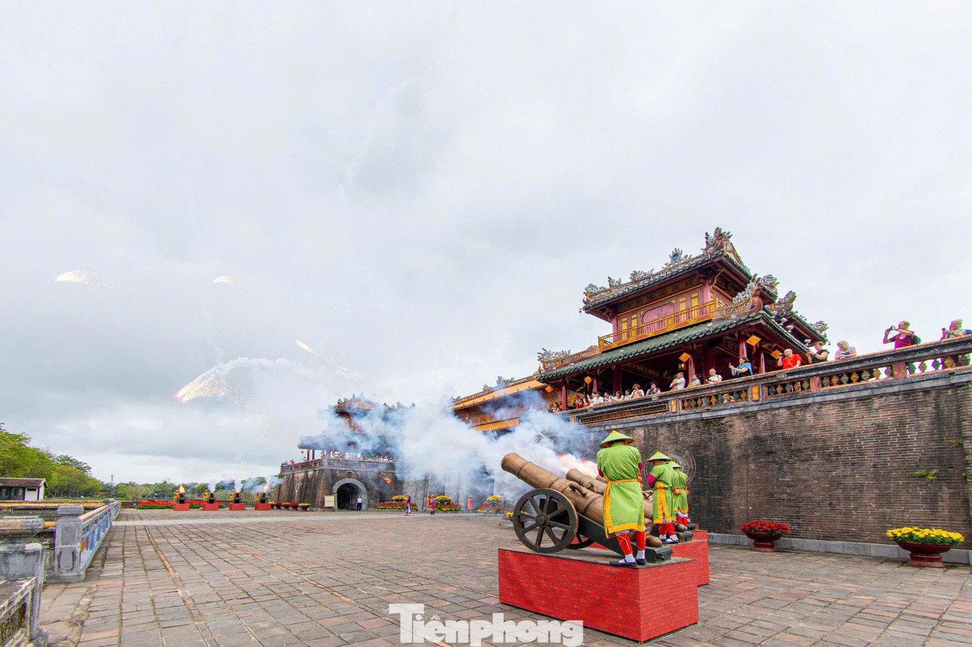 Du khách ùn ùn ‘xông đất’ Đại nội Huế - 8