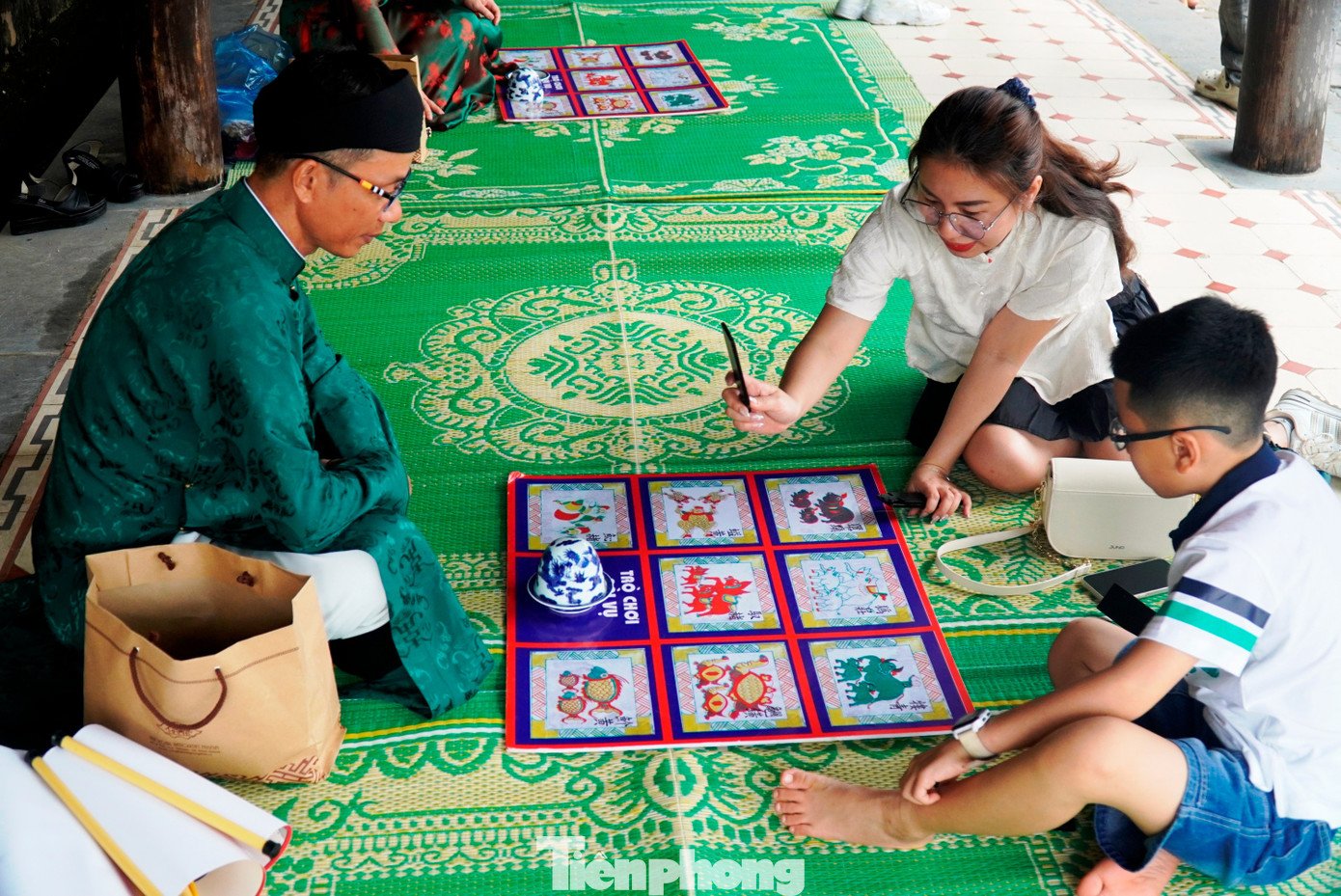 Du khách ùn ùn ‘xông đất’ Đại nội Huế - 16