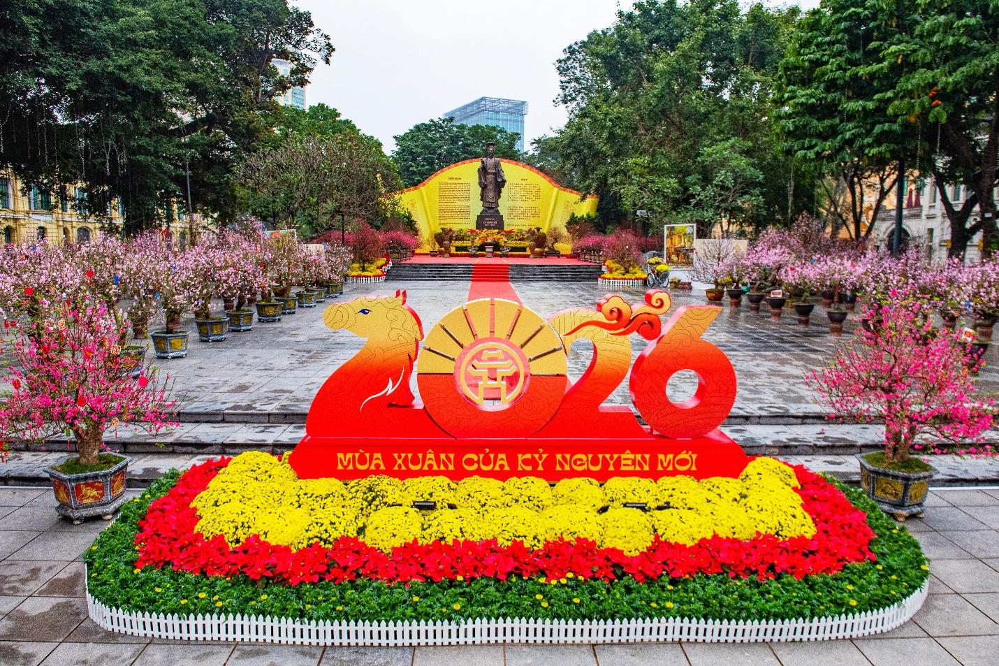 Những gốc đào quý phía Bắc hội tụ tại không gian hoa xuân Lý Thái Tổ.