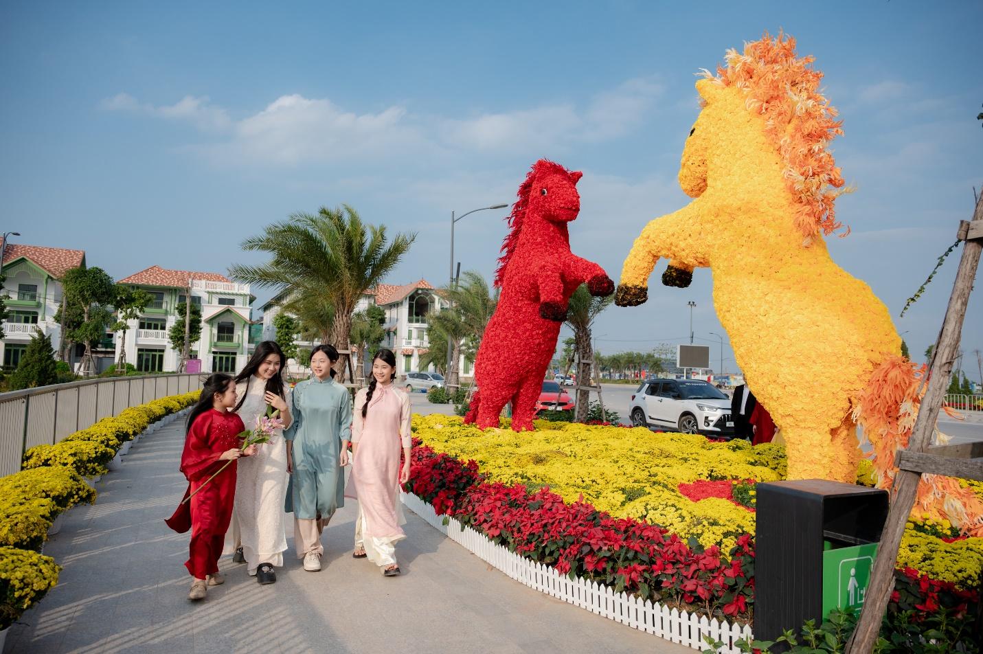 Tiểu cảnh “Song mã nghênh xuân” trở thành điểm chụp hình thu hút đông đảo bạn trẻ