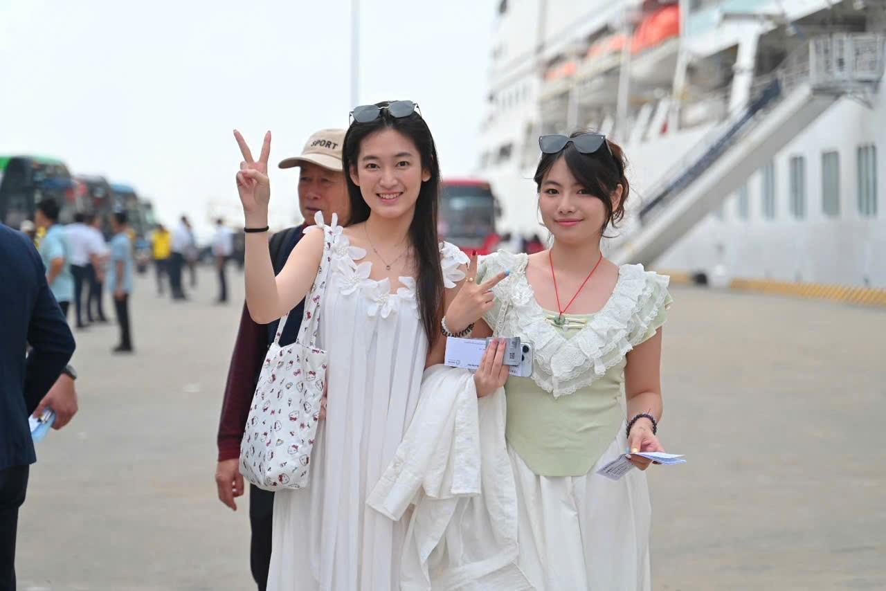 Khách nước ngoài “xông đất” Cảng tàu khách quốc tế Hạ Long ngày mùng 1 Tết.