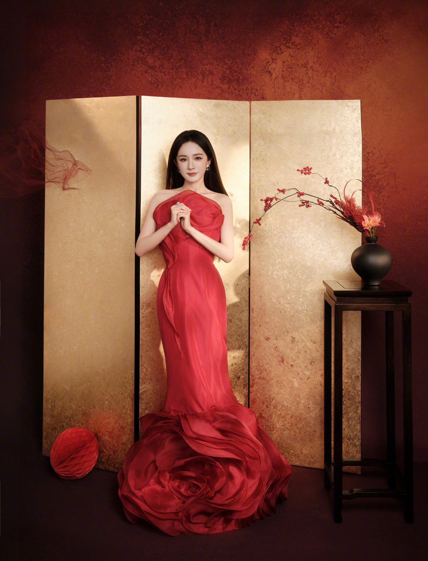 Sao nữ Hoa ngữ tung ảnh đón Tết: Tống Tổ Nhi hay Dương Mịch lộng lẫy hơn? - 2