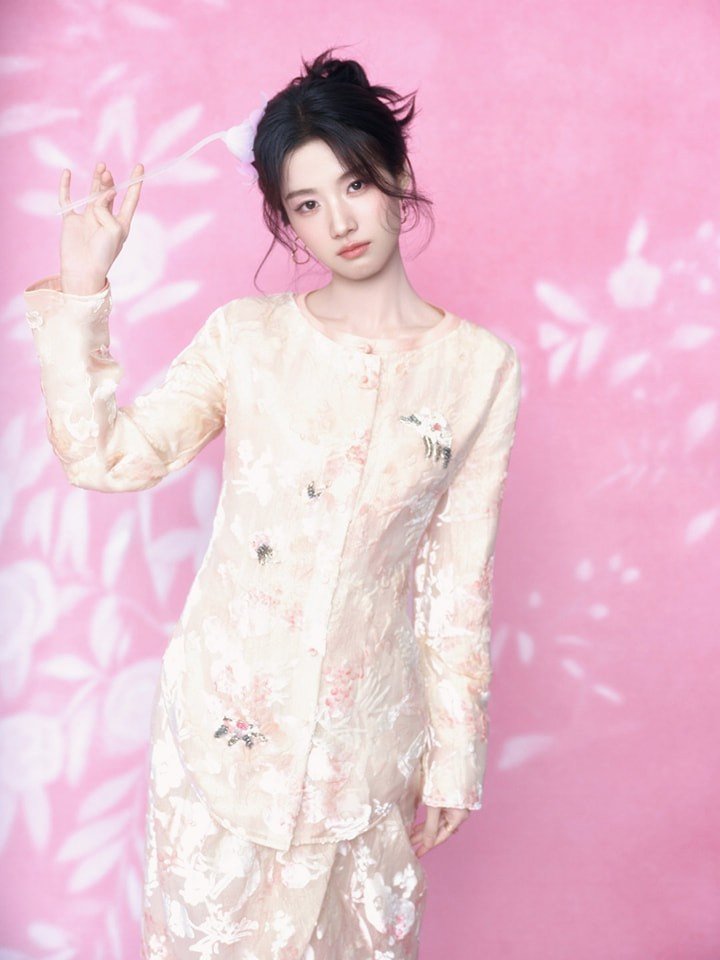 Sao nữ Hoa ngữ tung ảnh đón Tết: Tống Tổ Nhi hay Dương Mịch lộng lẫy hơn? - 8