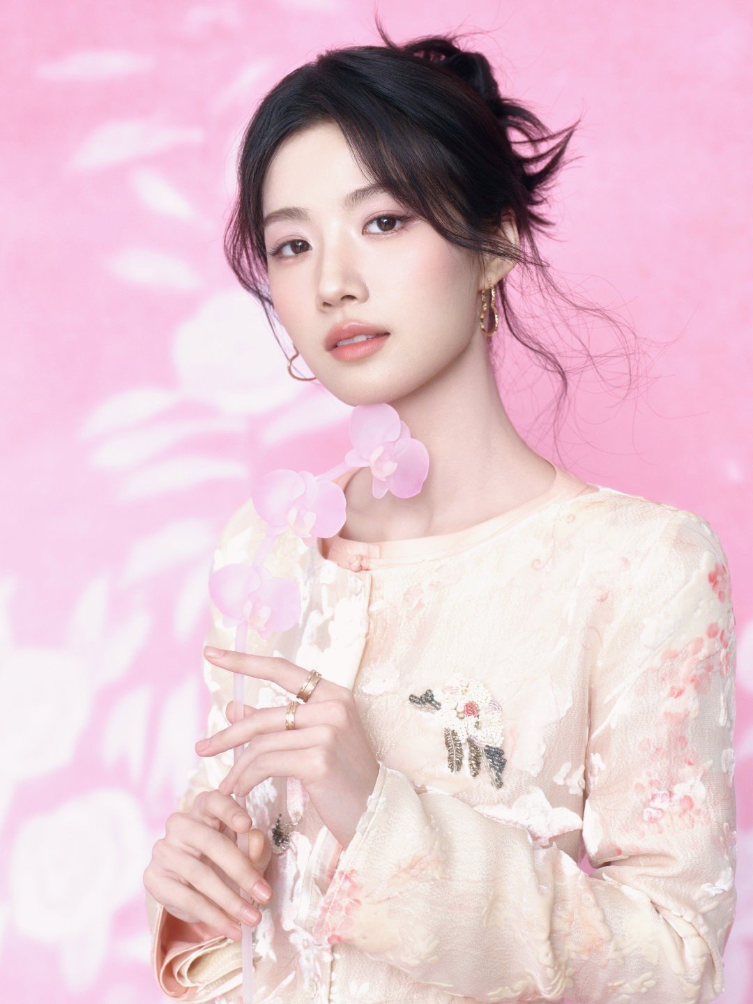 Sao nữ Hoa ngữ tung ảnh đón Tết: Tống Tổ Nhi hay Dương Mịch lộng lẫy hơn? - 9