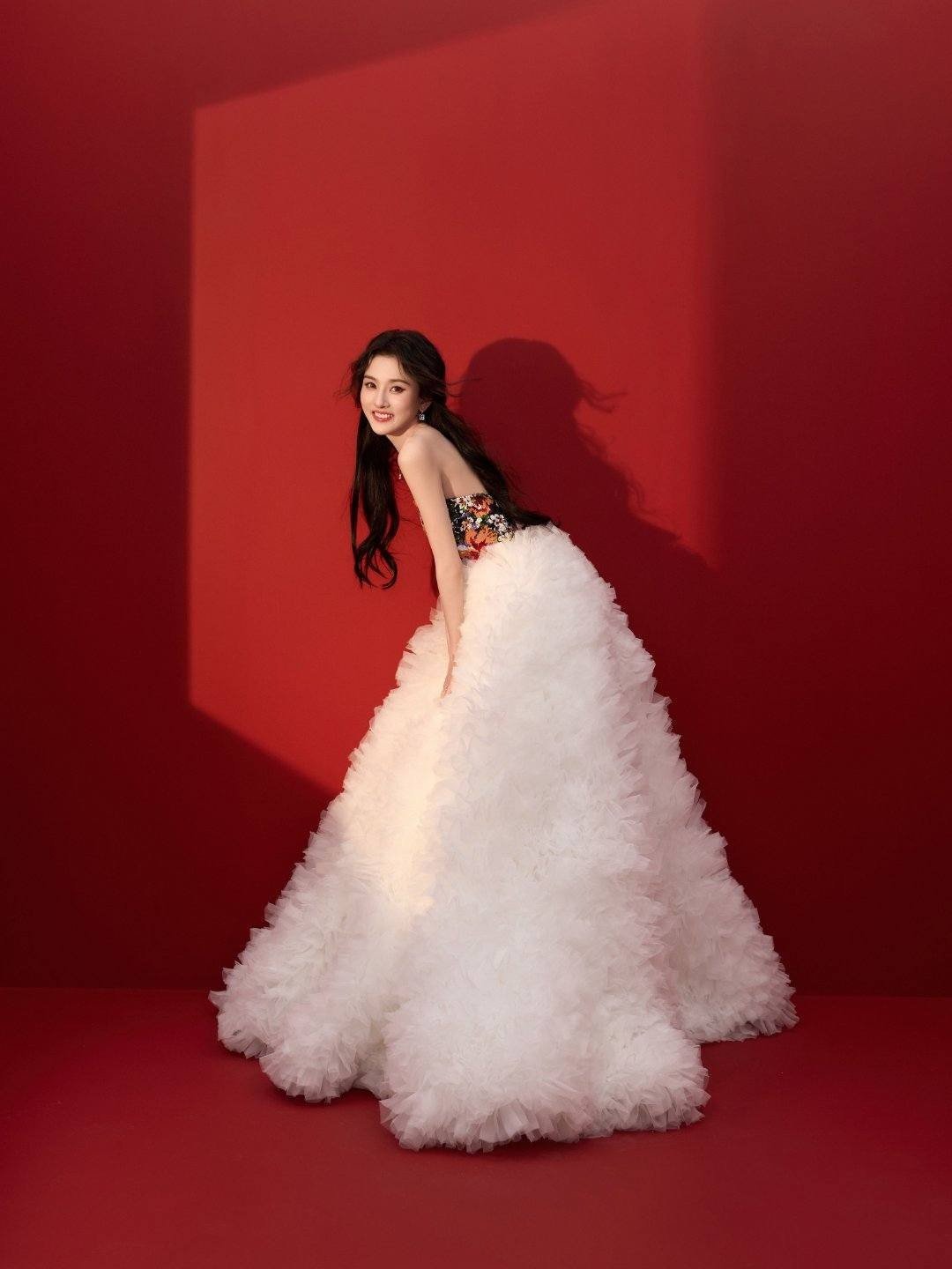 Sao nữ Hoa ngữ tung ảnh đón Tết: Tống Tổ Nhi hay Dương Mịch lộng lẫy hơn? - 12