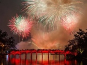 Pháo hoa rực sáng trên bầu trời cả nước, người dân xúc động đón năm mới Bính Ngọ 2026