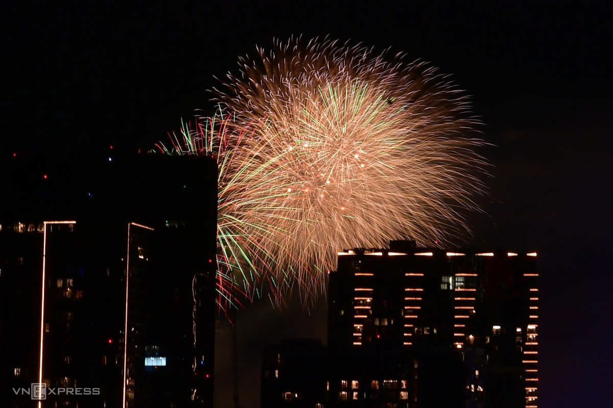 Pháo hoa bung nở trên sông Sài Gòn. Ảnh: Thanh Tùng