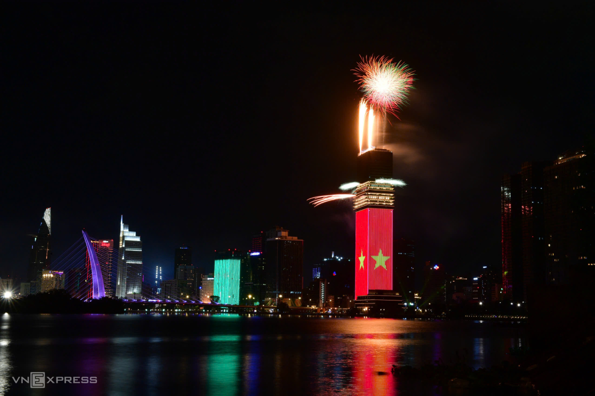 Pháo hoa vụt sáng trên nóc toà nhà Saigon Marina IFC. Ảnh: Thanh Tùng