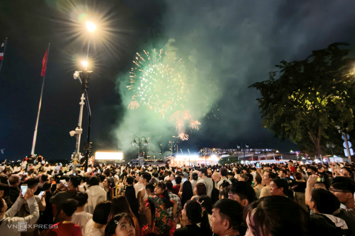 Hàng nghìn người theo dõi pháo hoa trên sông Sài Gòn. Ảnh: Đình Văn