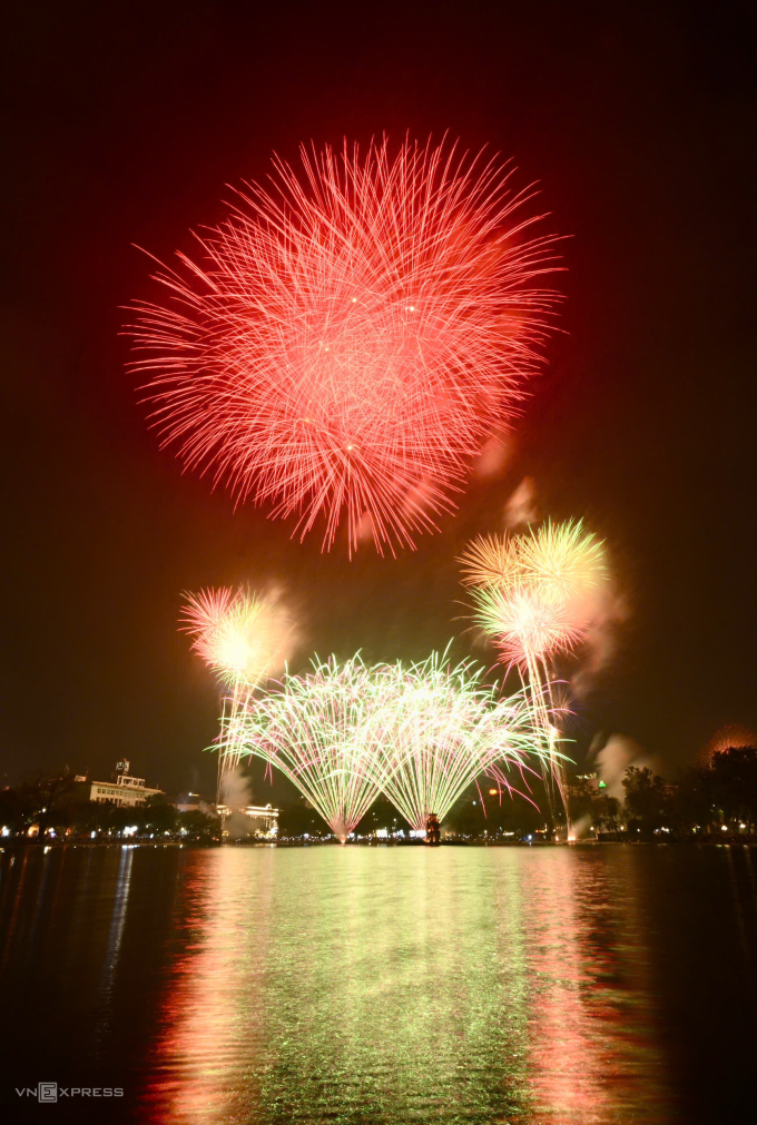 Pháo hoa rực sáng Hồ Gươm, Hà Nội chào xuân Bính Ngọ. Ảnh: Giang Huy