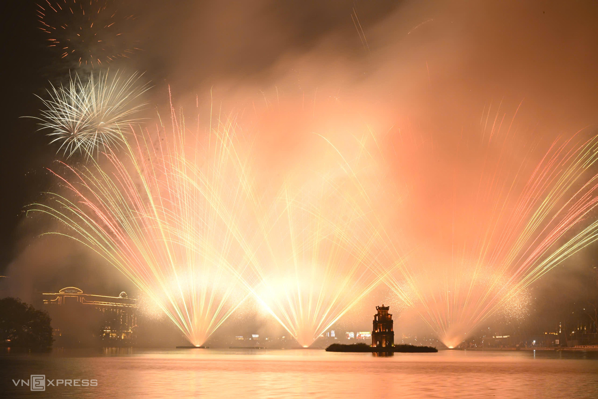 Tháp Rùa trong khoảnh khắc giao thừa. Ảnh: Giang Huy