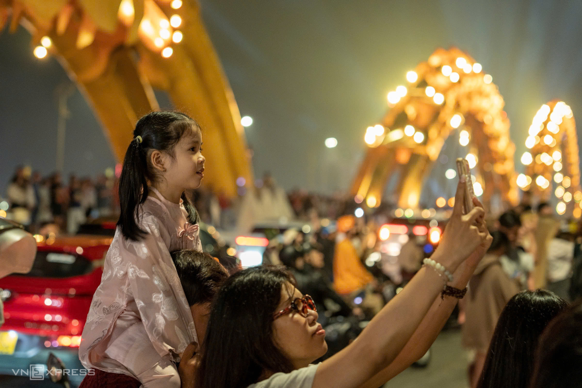 Người dân Đà Nẵng lưu giữ kỷ niệm trong thời khắc giao thừa. Ảnh: Nguyễn Đông