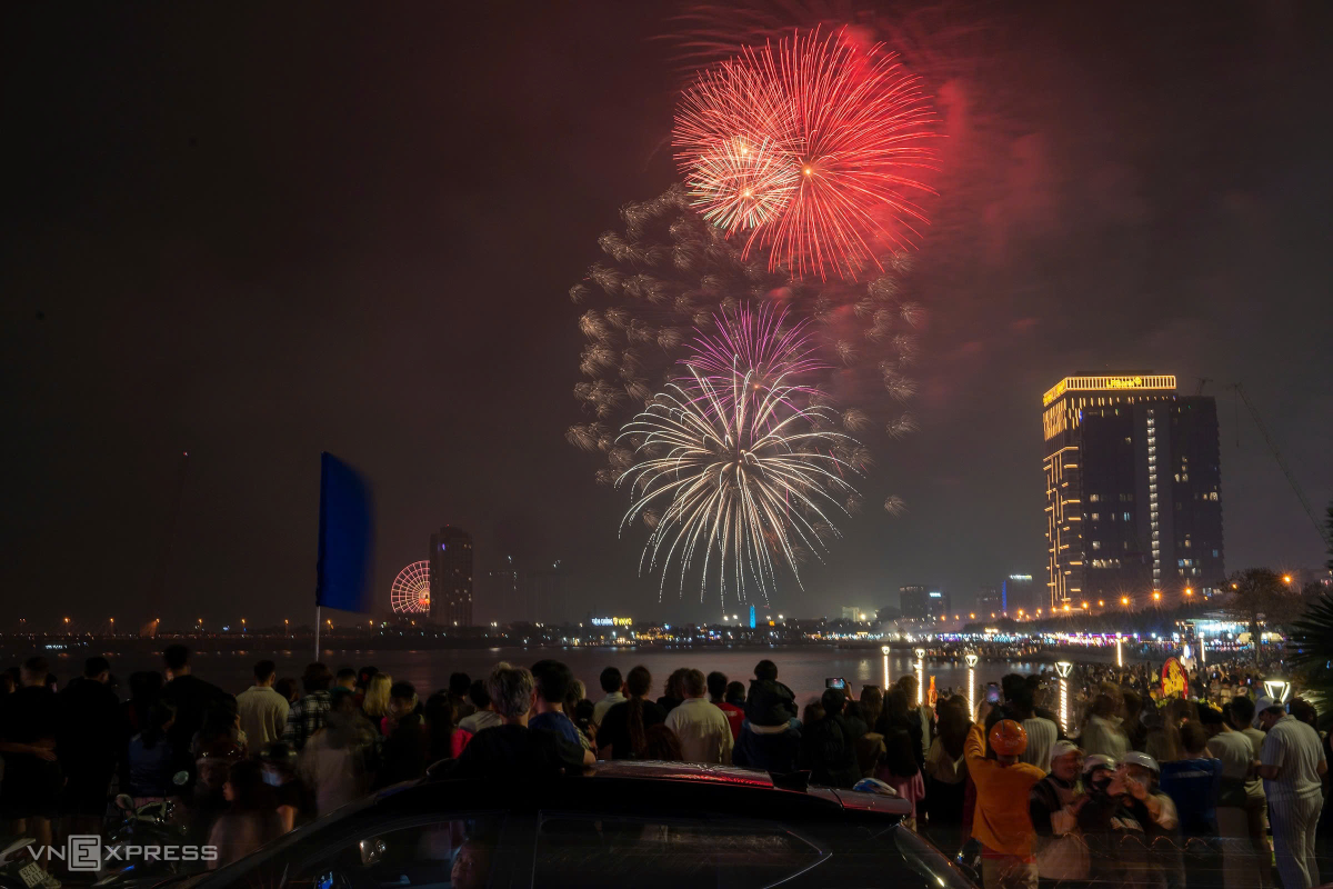 Người dân, du khách chen chân xem pháo hoa bên bờ sông Hàn. Ảnh: Nguyễn Đông