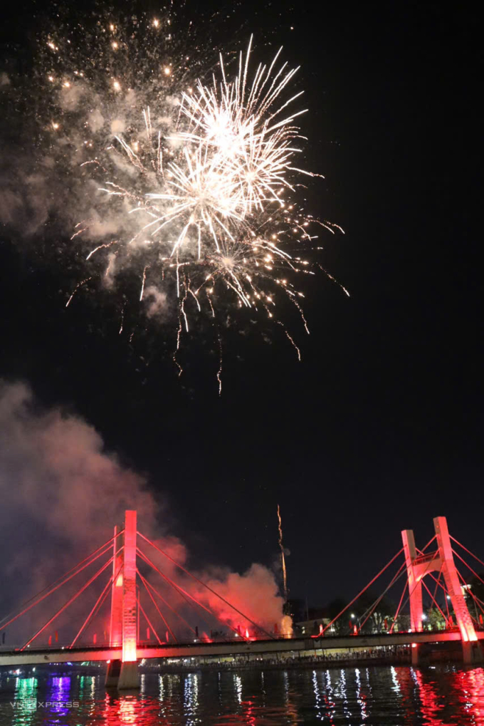 Pháo hoa rực sáng trên sông Cà Ty. Ảnh: Việt Quốc