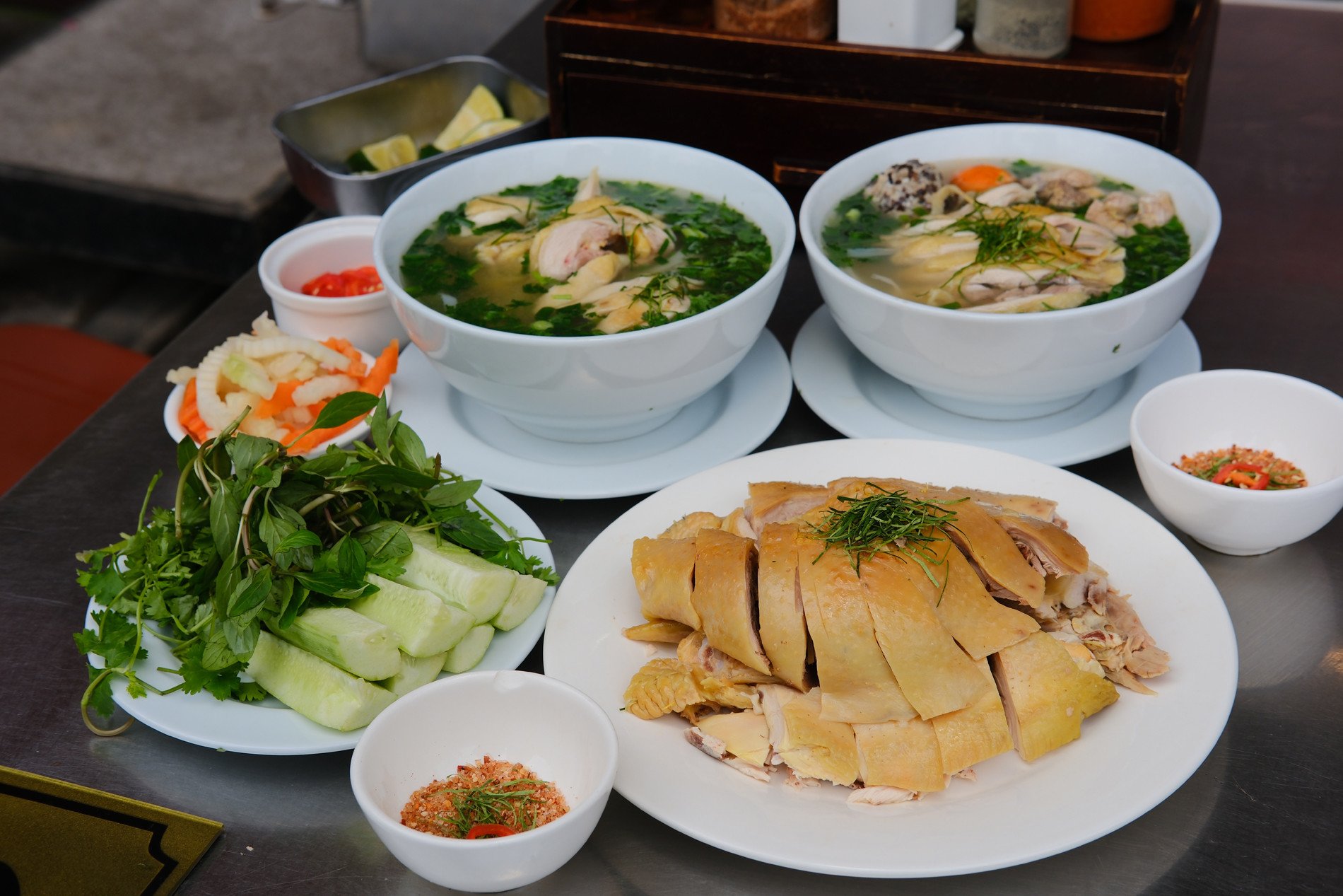 Thực khách thưởng thức món phở gà Đông Tảo. Ảnh: Nguyễn Trần Phong Vũ