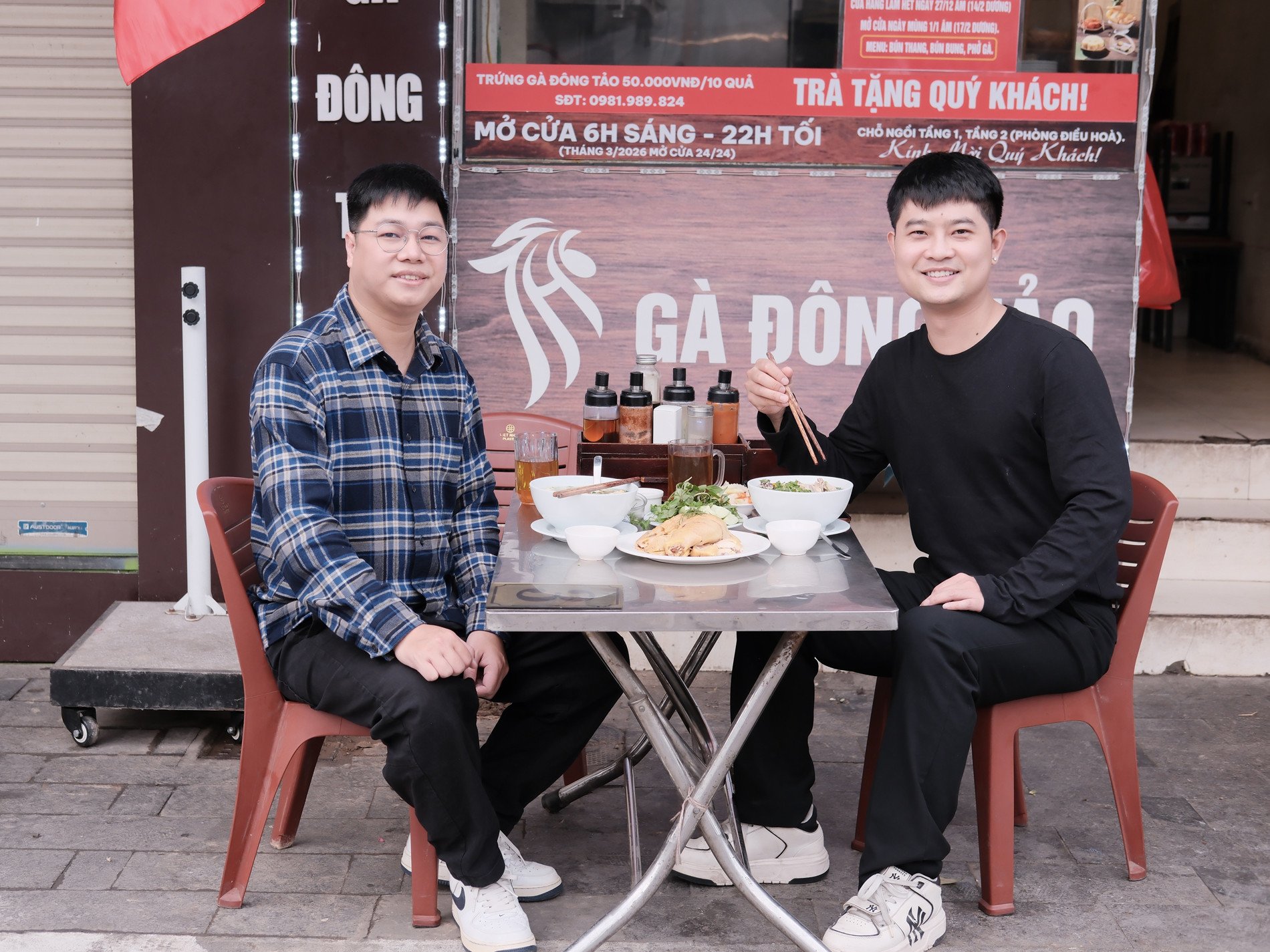 Thực khách thưởng thức món phở gà Đông Tảo. Ảnh: Nguyễn Trần Phong Vũ