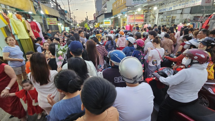 17 giờ chiều 17-2 (mùng 1 Tết), ngay từ đầu đường Tân Hiệp 6, lối dẫn vào cổng chính chùa Hoằng Pháp đã ken đặc người đến lễ Phật, hái lộc đầu năm.