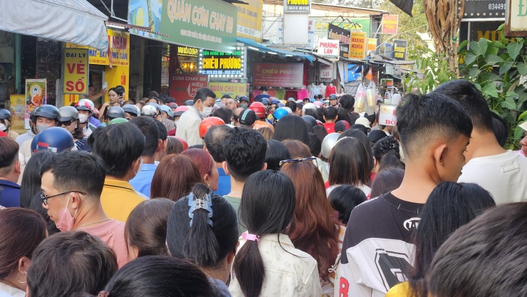 Giá giữ xe máy quanh chùa dao động từ 10.000 - 20.000/chiếc.