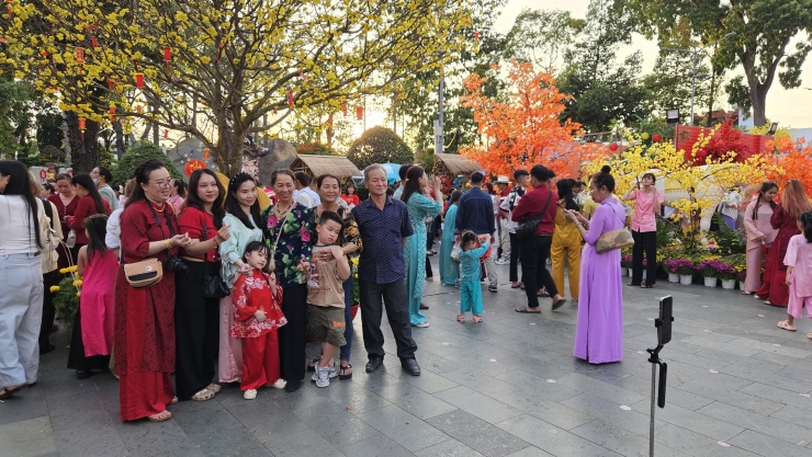 Tuy nhiên, vào đến khuôn viên chùa thì mọi thứ đều khác hẳn, không gian thoáng đãng hơn. Chị Diễm Hương (xã Hóc Môn) hào hứng nói: "Gia đình tôi luôn giữ truyền thống đi lễ chùa Hoằng Pháp đầu năm để cầu bình an, hạnh phúc. Ngoài ra, năm nào chùa cũng trang trí tiểu cảnh rất đẹp nên đây cũng là dịp để cả nhà du xuân, chụp ảnh, lưu giữ kỷ niệm cùng nhau".