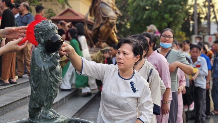 Nghi thức này không chỉ để cầu bình an mà còn là biểu tượng cho việc gột rửa thân tâm, loại bỏ phiền não và tham sân si, hướng đến sự thanh tịnh, an lạc trong cuộc sống.