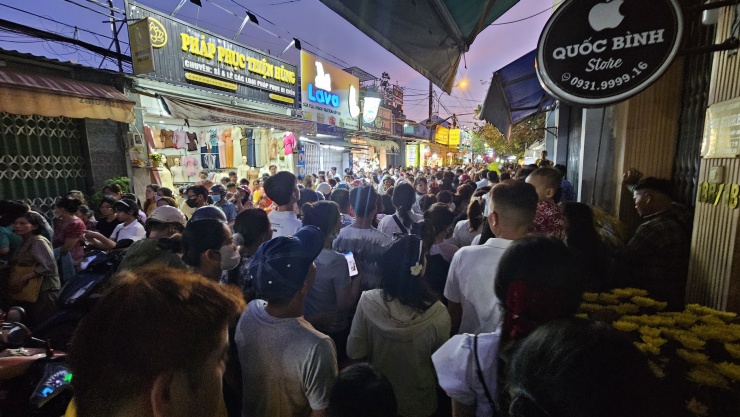 Nhà chùa phải thường xuyên phát loa thông báo để bà con nâng cao cảnh giác. Đến 20 giờ cùng ngày, tuyến đường dẫn vào chùa vẫn còn ken đặc người.