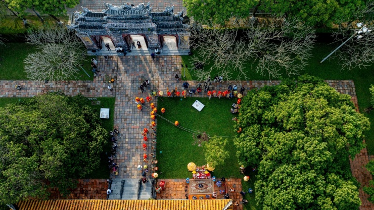 Lễ dựng nêu (còn gọi Thướng tiêu) trong Hoàng cung Huế (diễn ra vào 23 tháng Chạp) là một nghi thức quan trọng, đánh dấu sự khởi đầu của mùa xuân, báo hiệu Tết về.