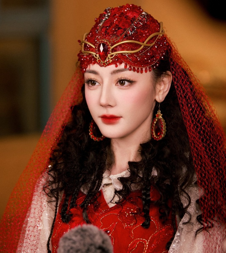 Hình ảnh từng gây sốt của Địch Lệ Nhiệt Ba tại Xuân Vãn 2024.