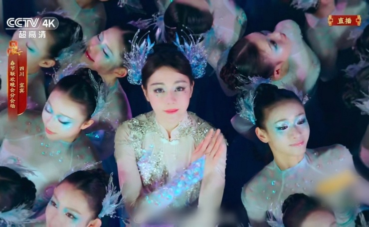 Một số người hâm mộ cho rằng Địch Lệ Nhiệt Ba chỉ đang hóa trang để phù hợp với tiết mục.