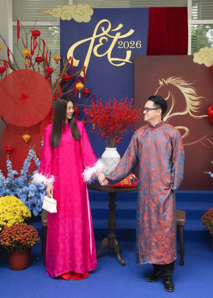 Áo dài du xuân của vợ chồng Tăng Thanh Hà và các cặp sao Việt - 4