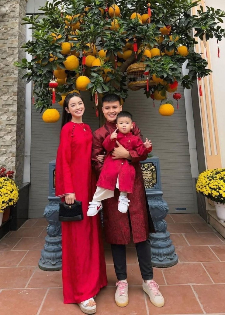 Áo dài du xuân của vợ chồng Tăng Thanh Hà và các cặp sao Việt - 5