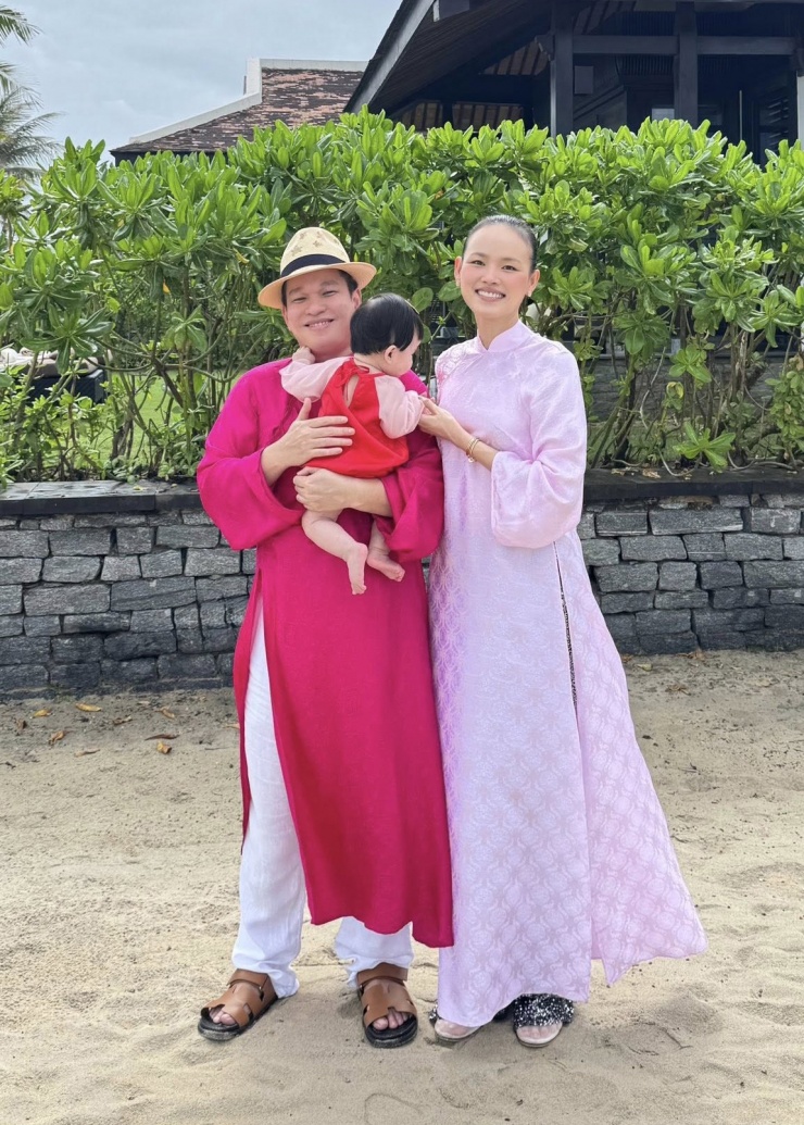 Áo dài du xuân của vợ chồng Tăng Thanh Hà và các cặp sao Việt - 7