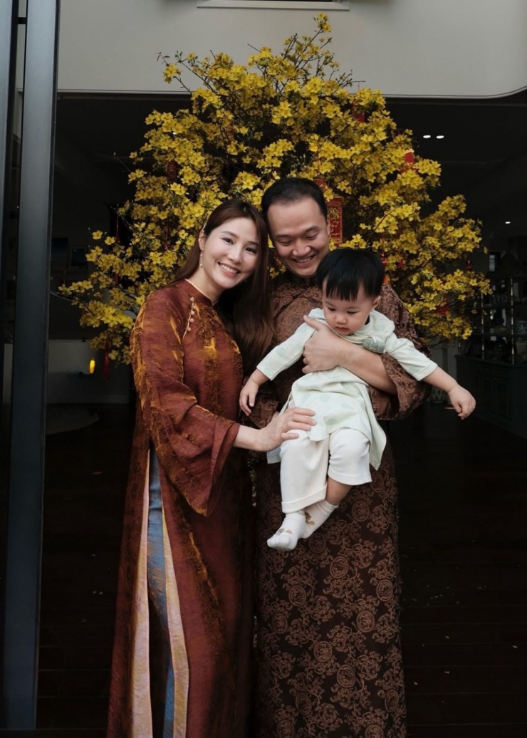 Áo dài du xuân của vợ chồng Tăng Thanh Hà và các cặp sao Việt - 10