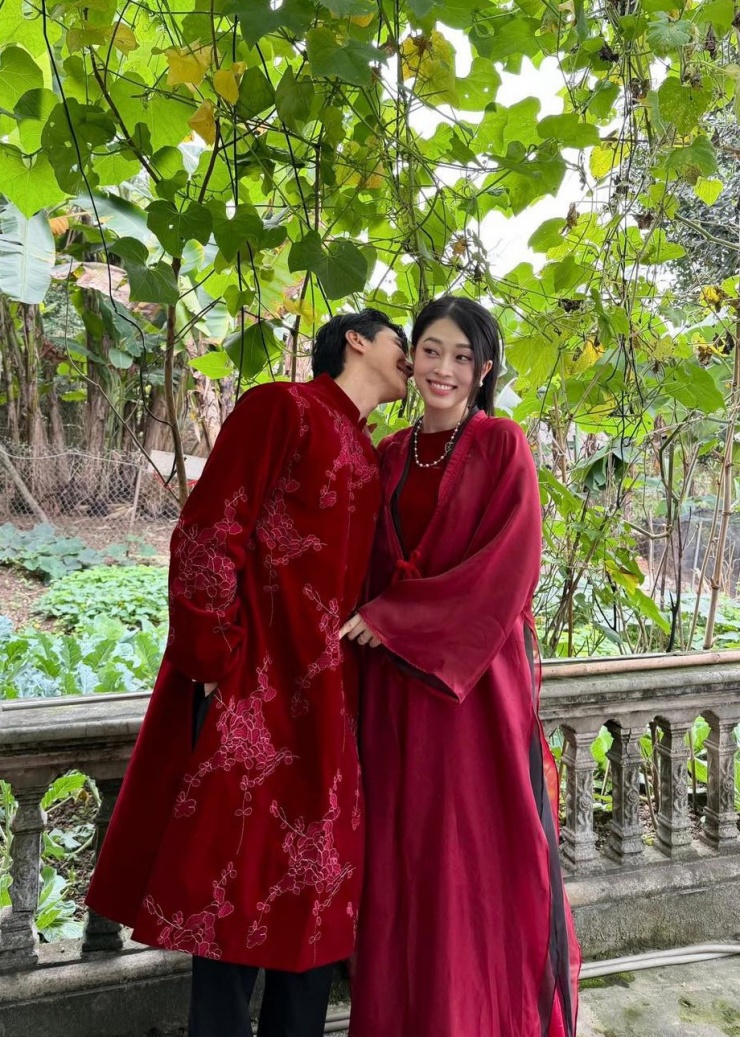 Áo dài du xuân của vợ chồng Tăng Thanh Hà và các cặp sao Việt - 9