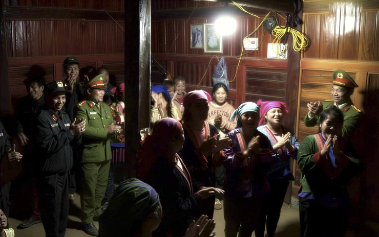 Kỳ tích 'cõng' điện lên cổng trời Sáng Nhè: Mùa xuân bừng sáng trong mắt người - 1