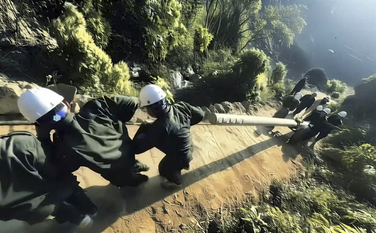 Kỳ tích 'cõng' điện lên cổng trời Sáng Nhè: Mùa xuân bừng sáng trong mắt người - 3