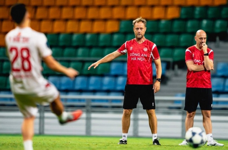 HLV Polking: "Một trận đấu phải được quyết định trên sân, chứ không phải ngoài sân"