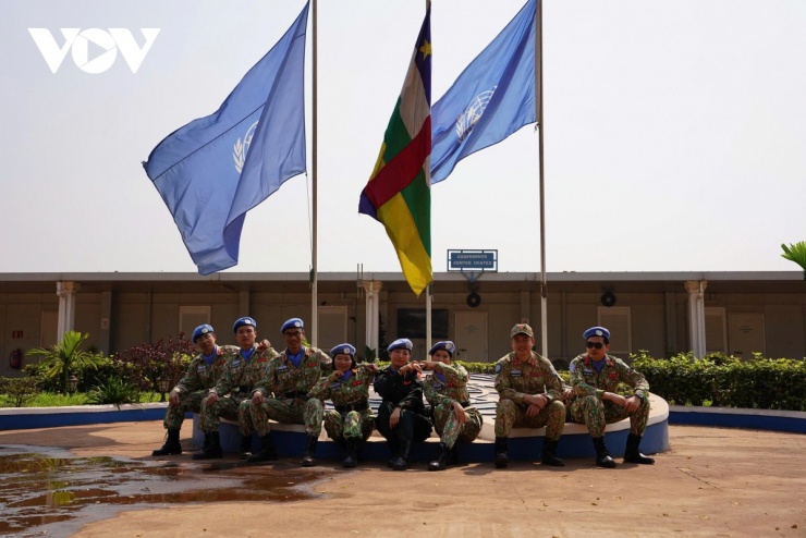 Những người lính chụp ảnh lưu niệm tại đơn vị công tác