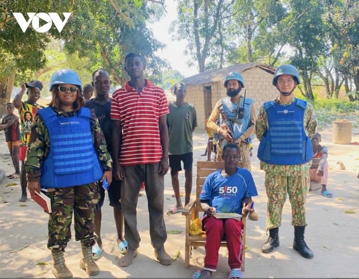 Thiếu tá Sử Tấn Phi Long cùng đồng nghiệp trong Teamsite 202 đi tuần tra ở Batangafo, Cộng hòa Trung Phi