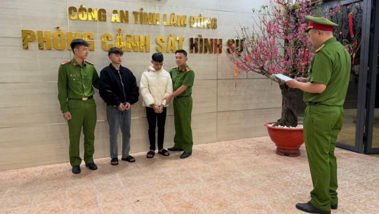 Phòng Cảnh sát Hình sự Công an tỉnh Lâm Đồng thi hành lệnh bắt giữ 2 đối tượng cướp giật tài sản. (Ảnh: CACC)