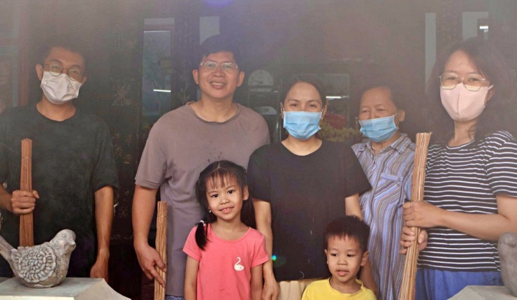 Từ ngày 27 Tết, các thành viên đại gia đình ông Xuân tập hợp, cùng nhau tổng vệ sinh nhà cổ. Ảnh: Nhân vật cung cấp