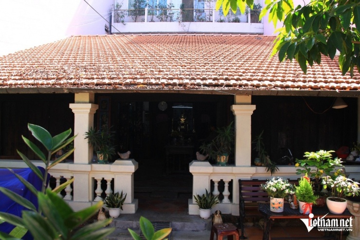 Ngôi nhà cổ của ông Xuân lọt thỏm giữa những căn nhà phố khang trang. Ảnh: Hà Nguyễn