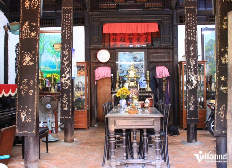 Bộ khung, nền gạch ngôi nhà được gia đình ông Xuân giữ gìn nguyên vẹn từ ngày xưa. Ảnh: Hà Nguyễn