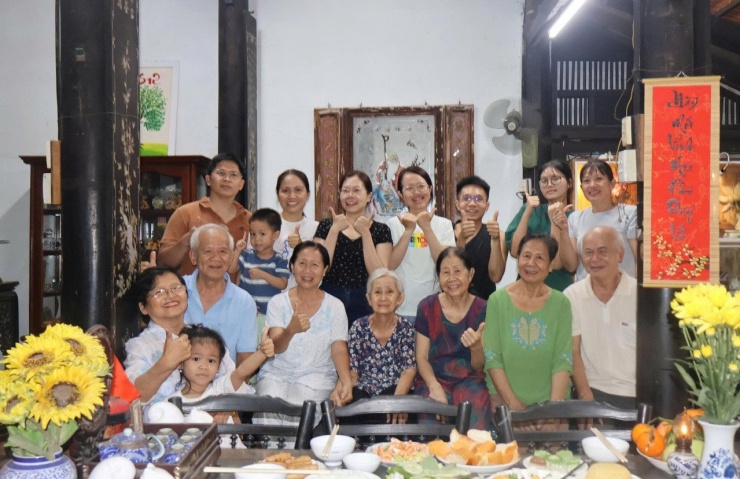 Ngày Tết, các thành viên gia đình ông Xuân tề tựu trong ngôi nhà cổ cùng nhau đón Tết, vui xuân. Ảnh: Nhân vật cung cấp