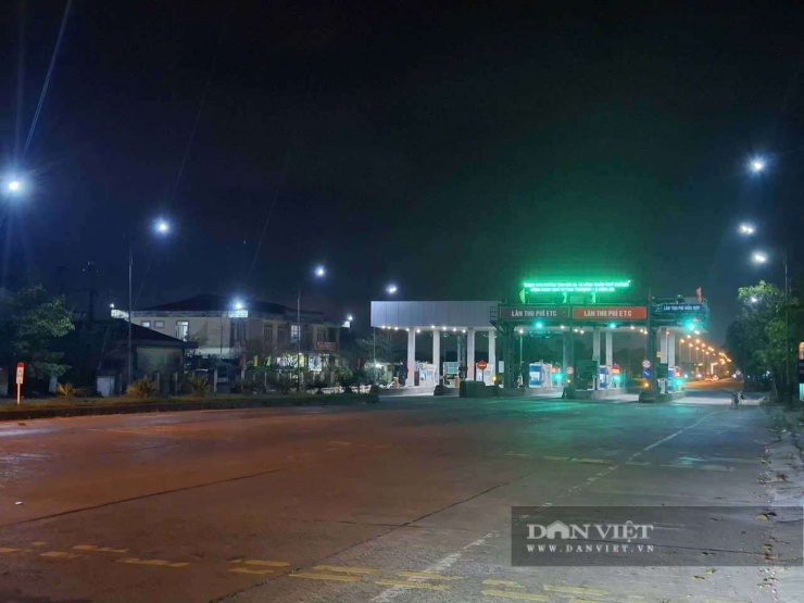 Trạm thu phí Đông Hà (tỉnh Quảng Trị cũ) mở barie miễn phí cho phương tiện qua lại đêm Mùng 1 Tết Bính Ngọ 2026. Ảnh: Đình Thiên