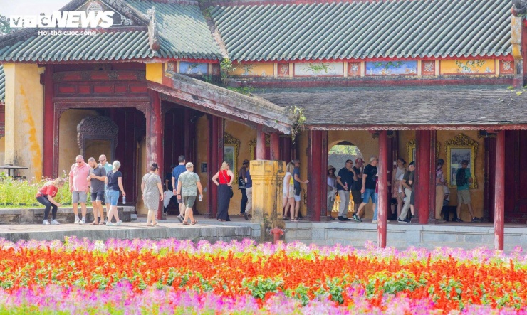 Ghi nhận của PV Báo Điện tử VTC News, ngày mồng 1 và 2 Tết, thời tiết ở Huế trời mát mẻ, mưa Xuân dịu nhẹ, giúp hoạt động tham quan, trải nghiệm và các chương trình biểu diễn nghệ thuật, trò chơi cung đình diễn ra sôi nổi, hấp dẫn.