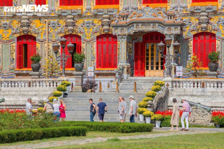 Dù mới phục dựng và đưa vào phục vụ du khách nhưng di tích Điện Kiến Trung (Đại nội Huế) luôn là một trong du khách thu hút khách tham quan, đặc biệt là những du khách quốc tế.