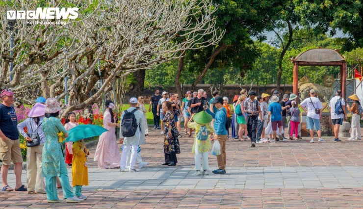 Dịp Tết Nguyên đán để phục vụ khách du lịch Đại nội Huế được trang hoàng một cách lộng lẫy và tổ chức tái hiện nhiều nghi lễ cung đình như lễ Đổi gác; bắn súng thần công biểu diễn Đại nhạc, Tiểu nhạc...