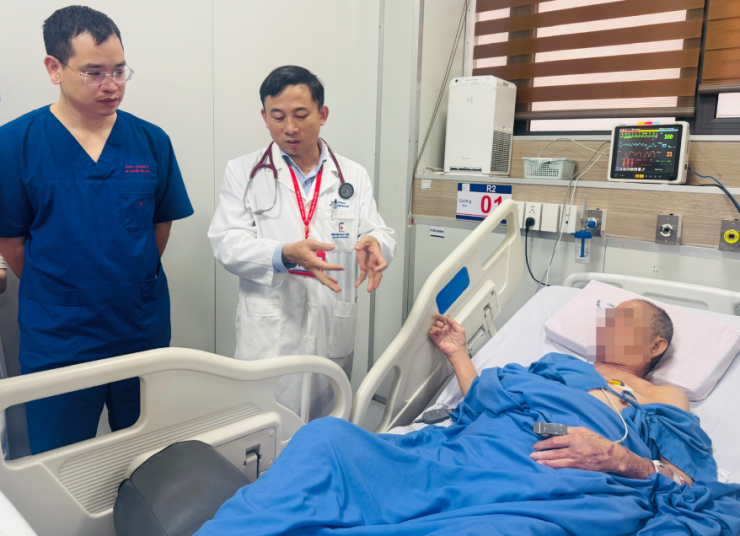 PGS Hoàng Bùi Hải chia sẻ với đồng nghiệp về tình huống trong cấp cứu. Ảnh: Phương Thúy.&nbsp;