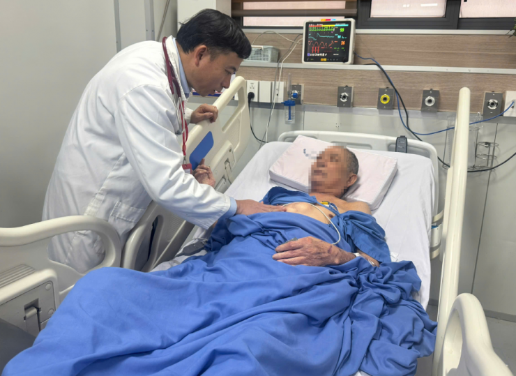 PGS Hải khám cho 1 bệnh nhân nghi ngờ đột quỵ não. Ảnh: Phương Thúy.&nbsp;