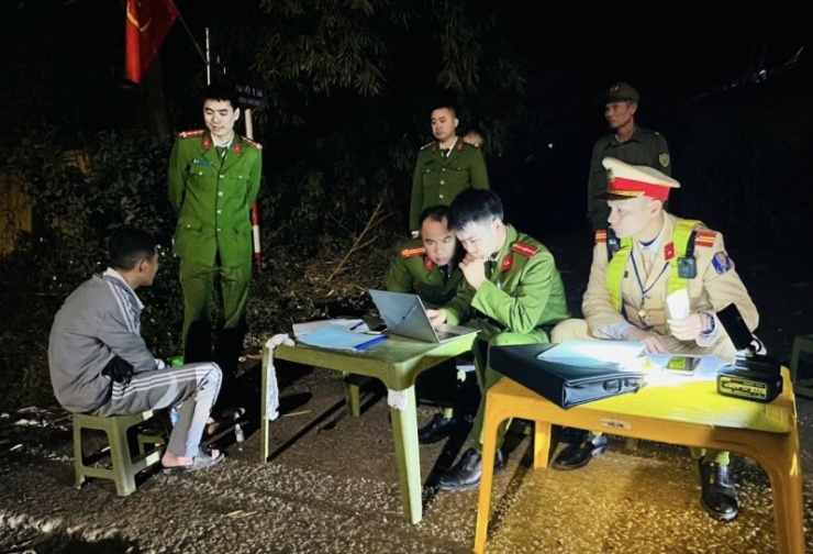 Lực lượng chức năng lập biên bản bắt giữ đối tượng N.V.H.